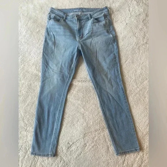 Old Navy hi-rise WOW super-skinny jeans - Picture 1 of 3